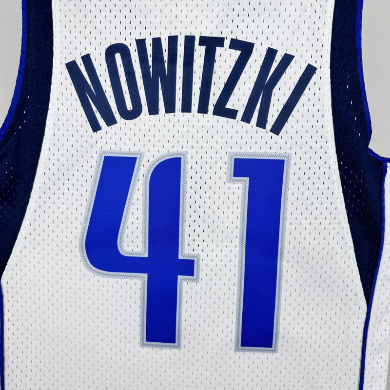 Regata Dallas Mavericks Retrô Mitchell & Ness 2010/2011 Dirk Nowitzki