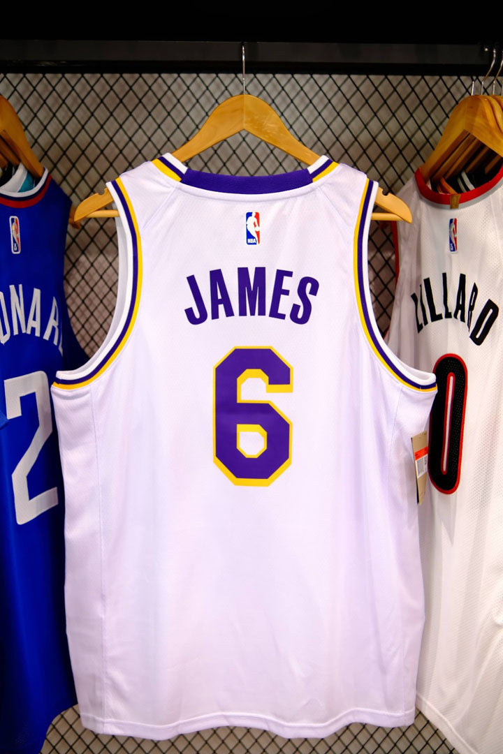 Regata NBA Los Angeles Lakers Association Edition 22/23 LeBron James 6 Branca