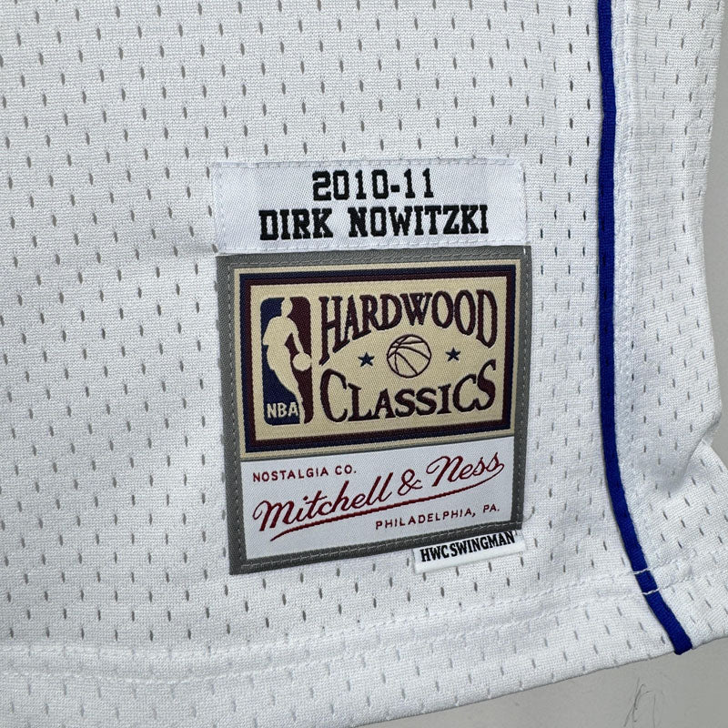 Regata Dallas Mavericks Retrô Mitchell & Ness 2010/2011 Dirk Nowitzki